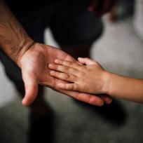 Bild einer Kinderhand.