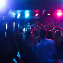 Tanzende Menschen in einer Disco.